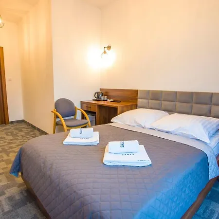 Ośrodek wypoczynkowy Farys - Centrum Krynicy Na Wzgórzu Wśród Ciszy Ze Wspaniałymi Tarasami Widokowymi, Sauna, Jacuzii, Siłowna, Prywatny Parking 2*