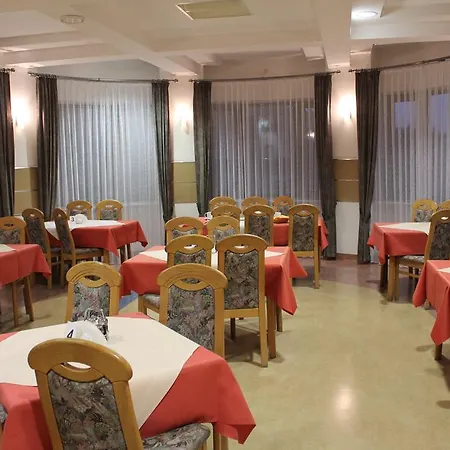 Ośrodek wypoczynkowy Farys - Centrum Krynicy Na Wzgórzu Wśród Ciszy Ze Wspaniałymi Tarasami Widokowymi, Sauna, Jacuzii, Siłowna, Prywatny Parking Krynica-Zdrój